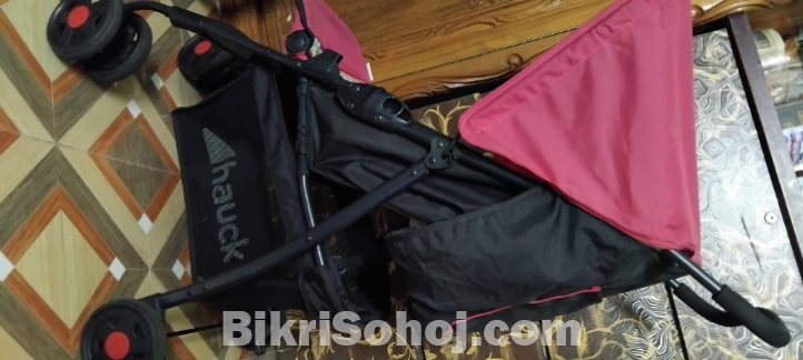 একটি বেবি স্ট্রলার (Baby Stroller) বা প্র্যাম।
